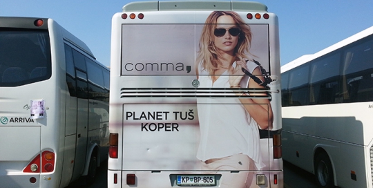 Oglaševanje na avtobusih | Sms Marketing d.o.o. | Oglas na zadnjem delu avtobusa - Comma