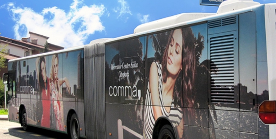 Oglaševanje na avtobusih | Sms Marketing d.o.o. | Oglas na levi strani avtobusa - Comma